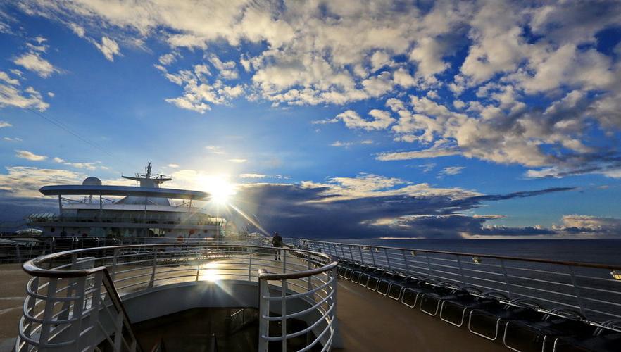 海上遊輪旅遊拍照穿搭圖（海上遊輪圖片遠景）