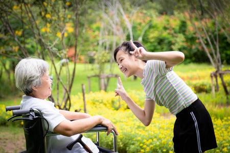 奶奶帶著(zhe)孫女旅遊去了日本,奶奶帶著(zhe)孫女旅遊去了日本怎麼(me)辦