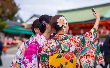 日本旅遊小夥唱中文歌跳舞,日本旅遊小夥唱中文歌跳舞視頻