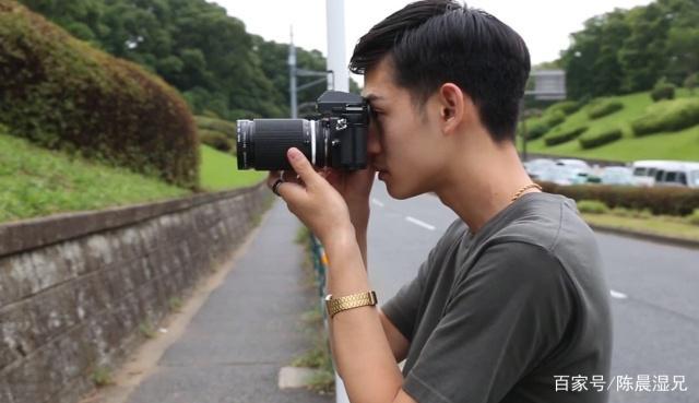 日本旅遊拍照的小夥是誰,日本旅遊拍照的小夥是誰啊